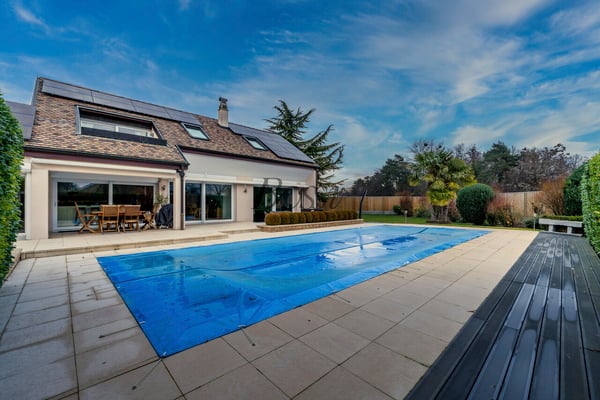 Villa lumineuse avec piscine: autonomie énergétique et droit à bâtir 3