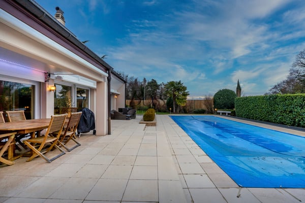 Villa lumineuse avec piscine: autonomie énergétique et droit à bâtir 4