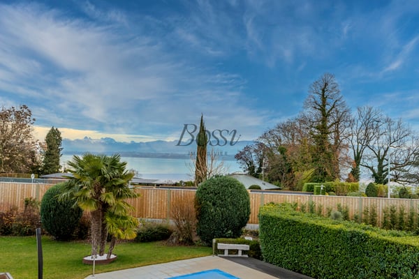 Villa lumineuse avec piscine: autonomie énergétique et droit à bâtir 1