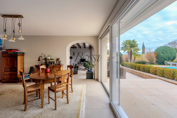 Villa lumineuse avec piscine: autonomie énergétique et droit à bâtir 10