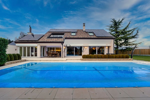 Villa lumineuse avec piscine: autonomie énergétique et droit à bâtir 2