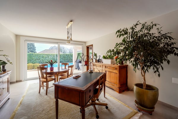 Villa lumineuse avec piscine: autonomie énergétique et droit à bâtir 11