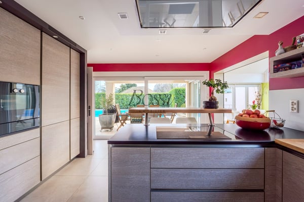 Villa lumineuse avec piscine: autonomie énergétique et droit à bâtir 8