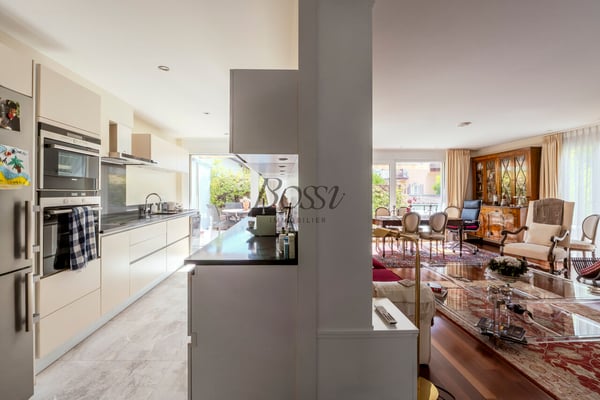 Duplex lumineux à Nyon avec terrasse, dépendance et ascenseur privé 2
