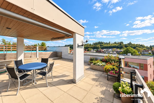 ATTIKAWOHNUNG MIT POOL & BLICK IN DIE BERGE