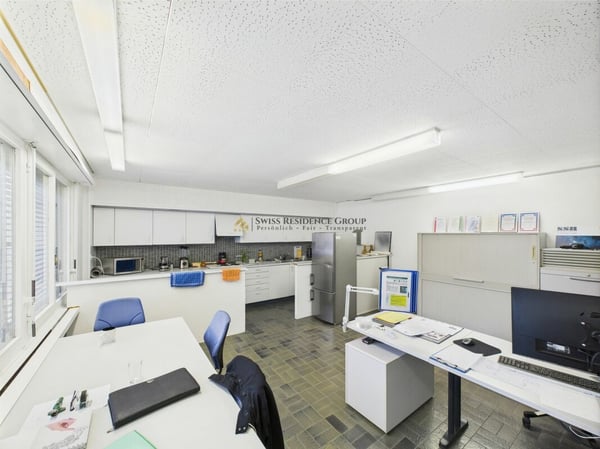 Attraktive Gewerbefläche mit Hebebühne, Büro & Parkplätzen 6