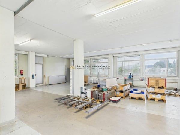 Attraktive Gewerbefläche mit Hebebühne, Büro & Parkplätzen 11