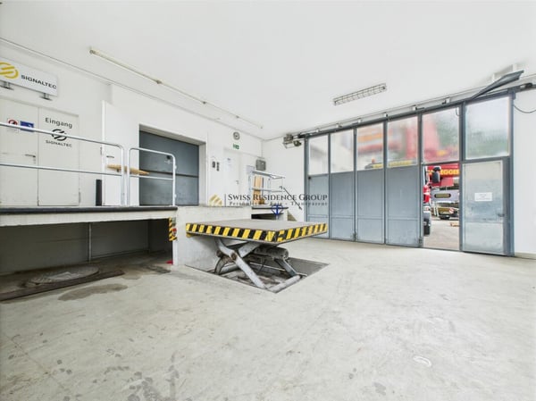 Attraktive Gewerbefläche mit Hebebühne, Büro & Parkplätzen 4