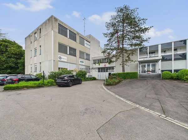 Attraktive Gewerbefläche mit Hebebühne, Büro & Parkplätzen 3