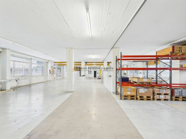 Attraktive Gewerbefläche mit Hebebühne, Büro & Parkplätzen 2