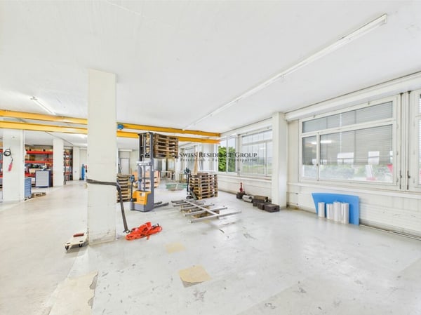 Attraktive Gewerbefläche mit Hebebühne, Büro & Parkplätzen 8