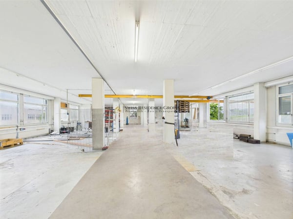 Attraktive Gewerbefläche mit Hebebühne, Büro & Parkplätzen 1