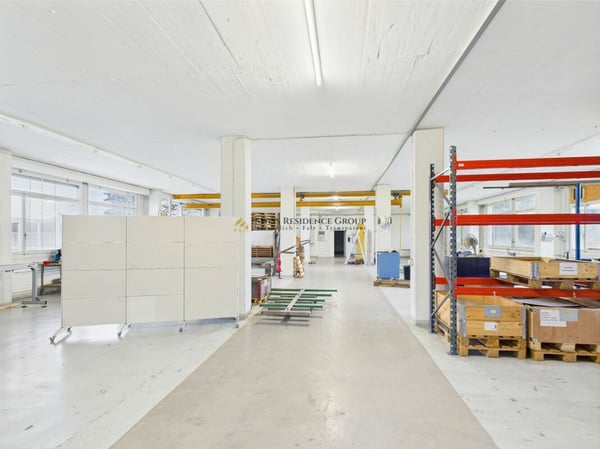 Attraktive Gewerbefläche mit Hebebühne, Büro & Parkplätzen 9