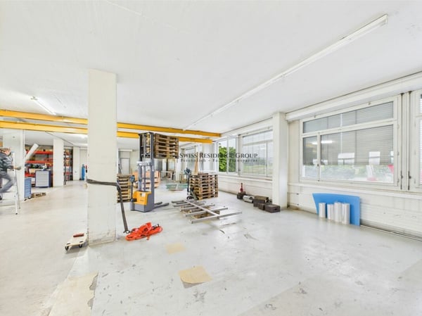 Attraktive Gewerbefläche mit Hebebühne, Büro & Parkplätzen 10
