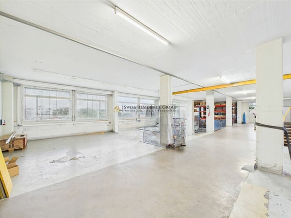 Attraktive Gewerbefläche mit Hebebühne, Büro & Parkplätzen 12