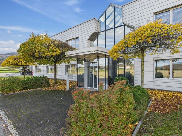 Grenznah investieren: Büro- und Industriekomplex in strategischer Top-Lage! 2