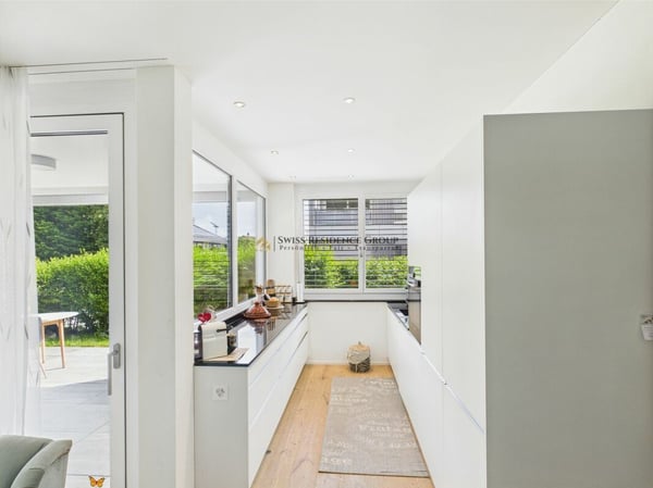 RESERVIERT! Lichtdurchflutete 1.5- Zimmer-Gartenwohnung mit 2,7m Deckenhöhe, Bergsicht und hochwertiger Ausstattung 2