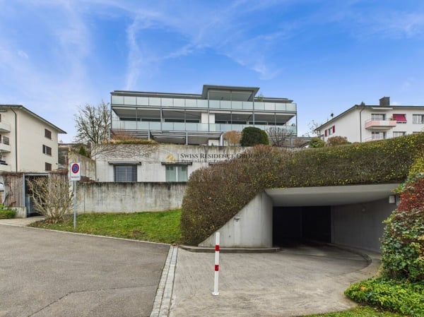 Elegante 1.5-Zimmer-Penthousewohnung mit Liftzugang, Cheminée & grosser Terrasse 1