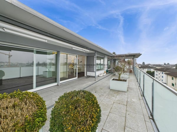 Elegante 1.5-Zimmer-Penthousewohnung mit Liftzugang, Cheminée & grosser Terrasse 2