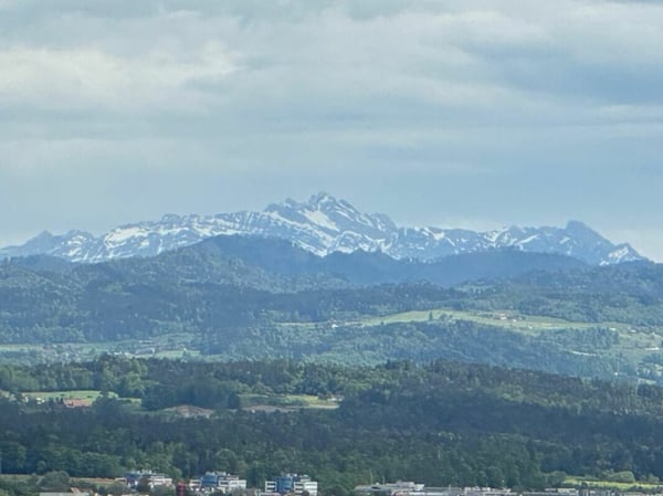 Exklusive 1.5-Zimmer-Wohnung im Obergeschoss des Towers Three Point 6