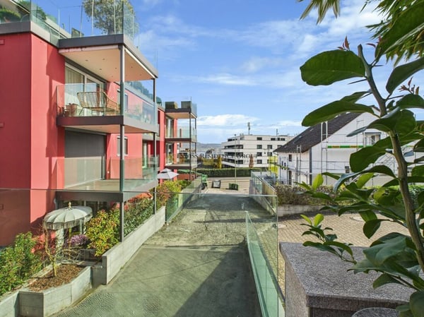 Einzigartige 1.5-Zimmer Wohnung mit Teilseeblick und Pool 11