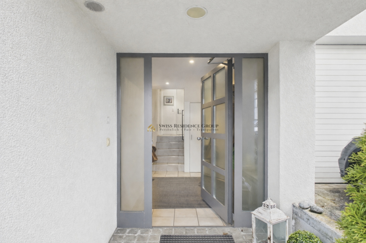 Charming row house with partial lake view in a sought-after location in Oberrieden