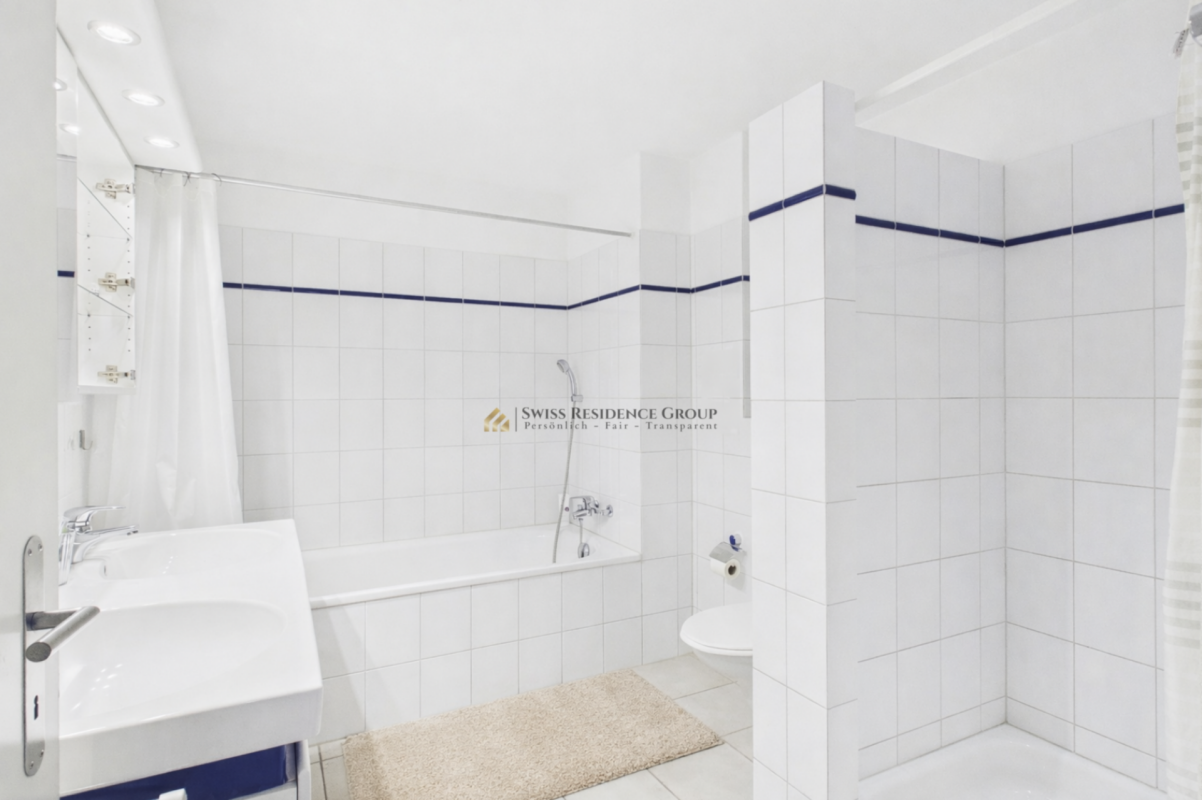 Charming row house with partial lake view in a sought-after location in Oberrieden