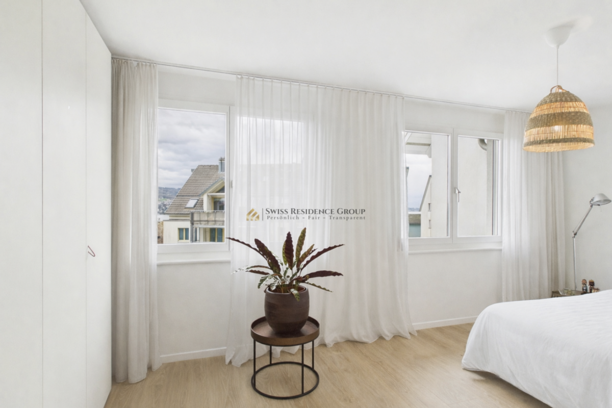 Charming row house with partial lake view in a sought-after location in Oberrieden
