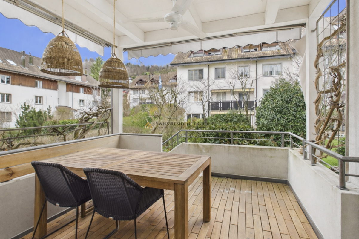 Charming row house with partial lake view in a sought-after location in Oberrieden
