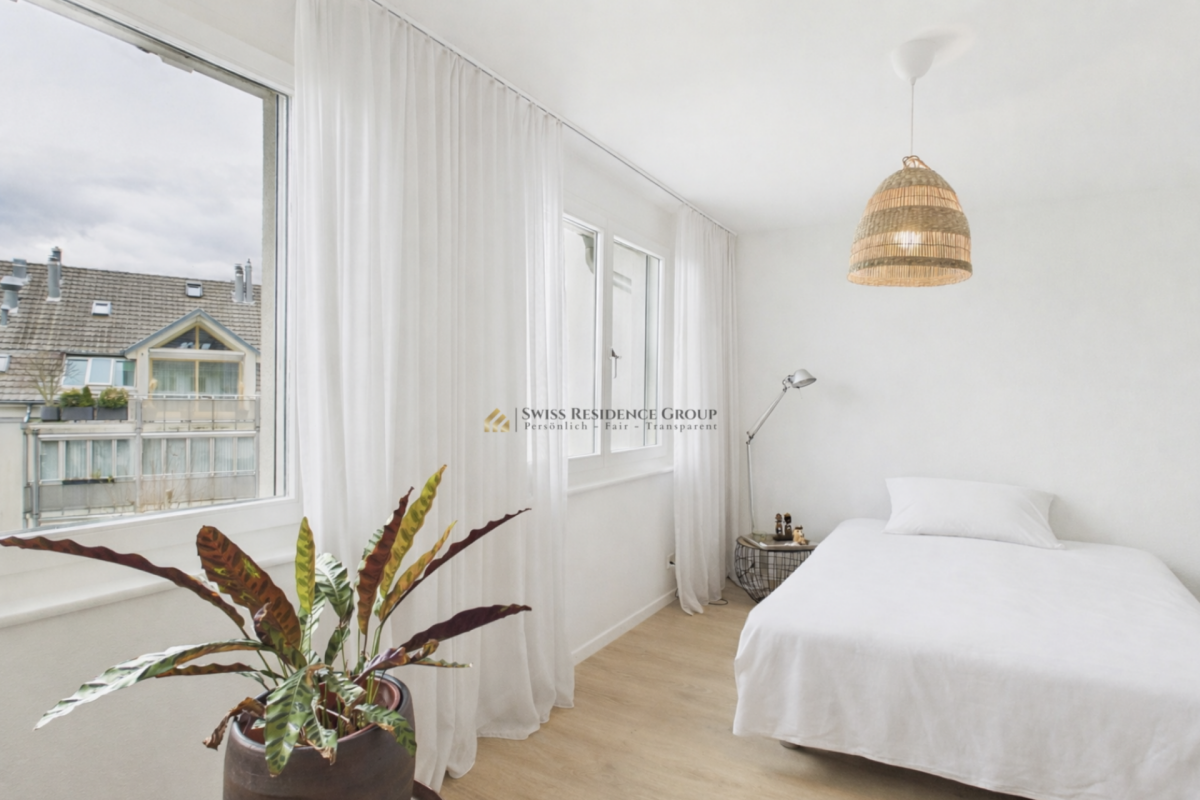 Charming row house with partial lake view in a sought-after location in Oberrieden