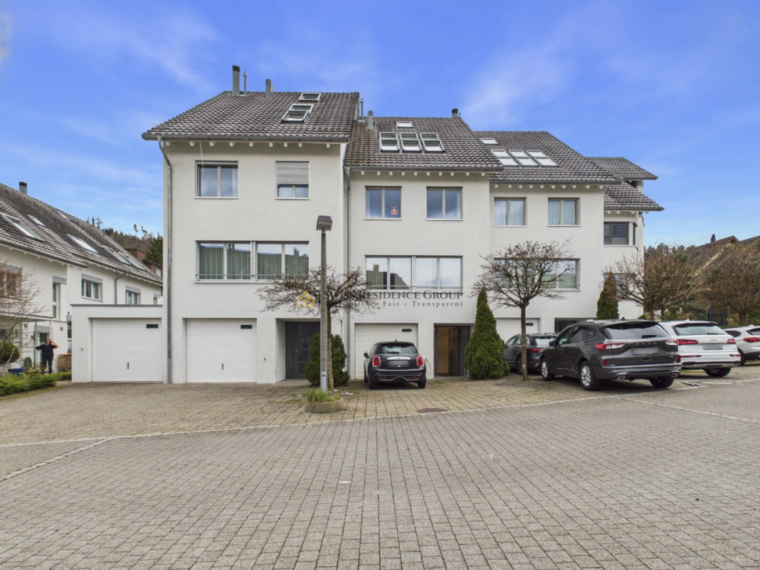 Charming row house with partial lake view in a sought-after location in Oberrieden