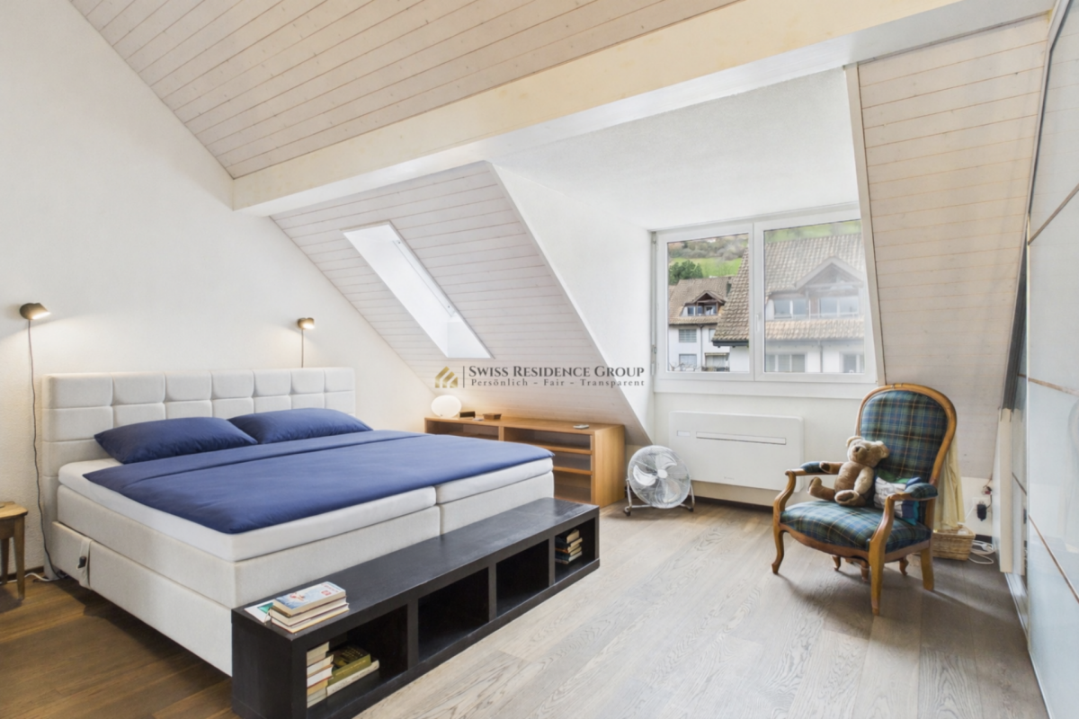 Charming row house with partial lake view in a sought-after location in Oberrieden