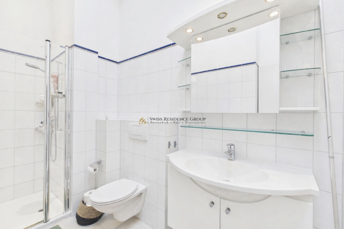 Charming row house with partial lake view in a sought-after location in Oberrieden