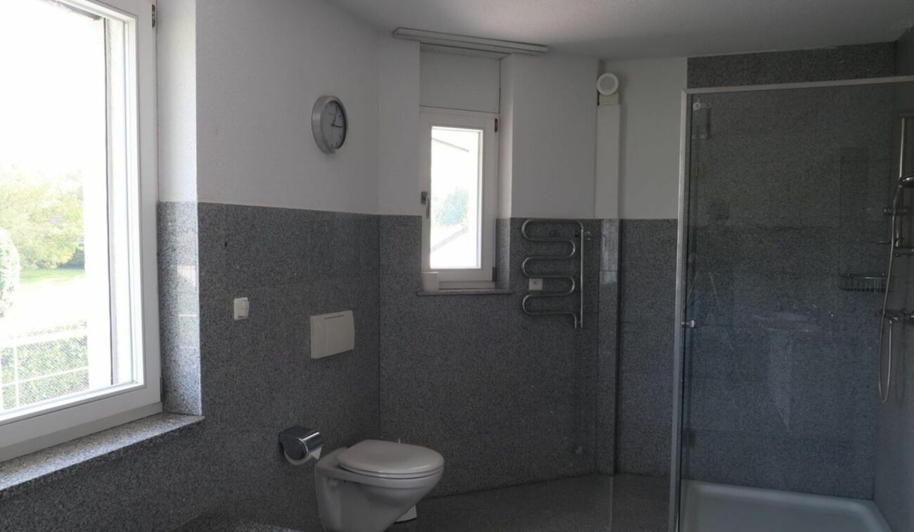 Esclusivamente separato con molto spazio abitativo + doppio garage!
