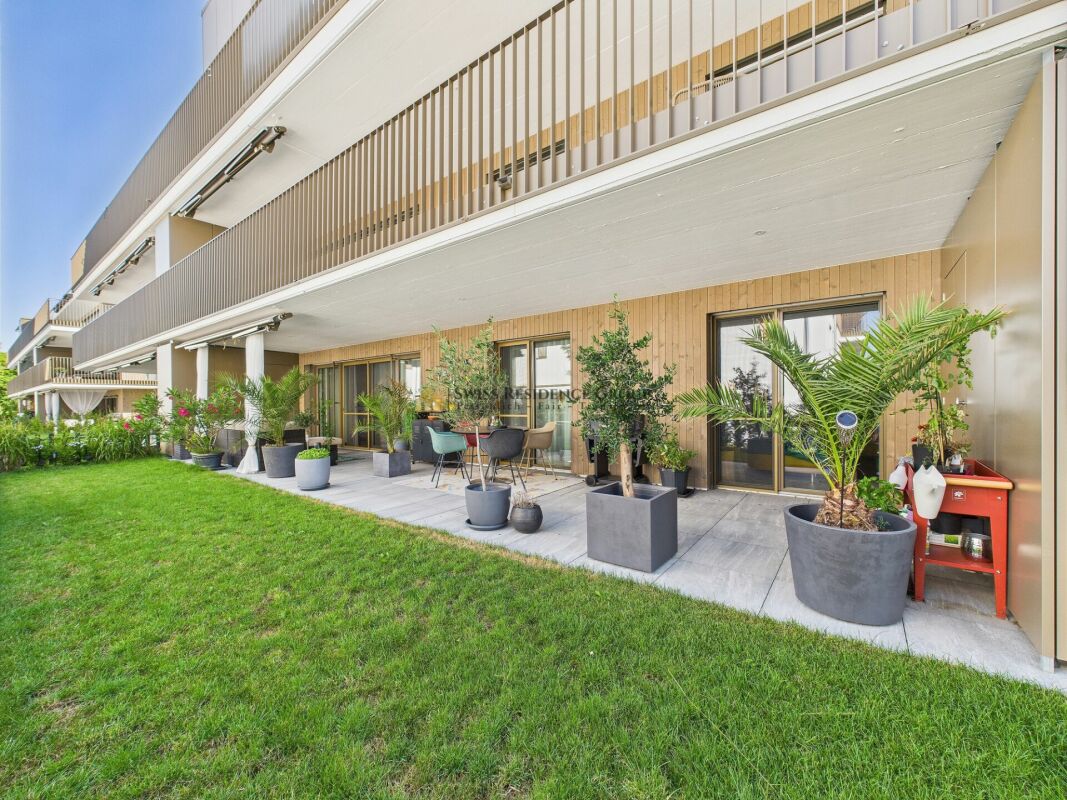 Una casa con ambizione: appartamento di giardino in costruzione nuova con attrezzatura premium