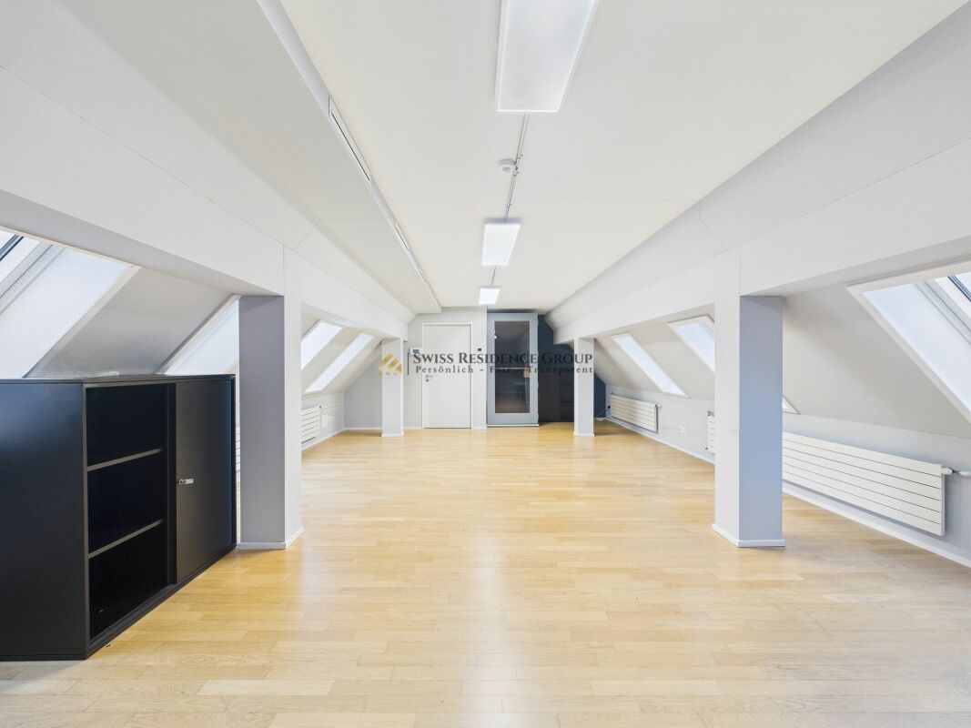 Central office over two floors - modernly equipped with a view over the city's roofs