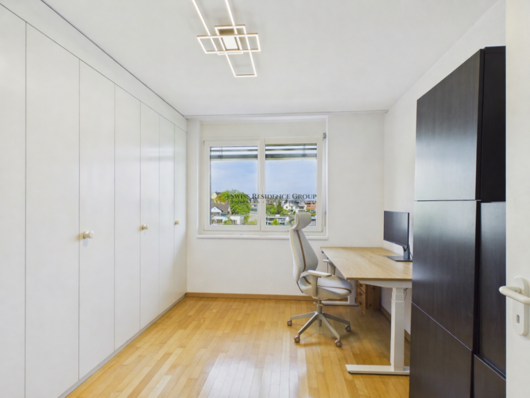 Bright family apartment with terrace, elevator, and lake view