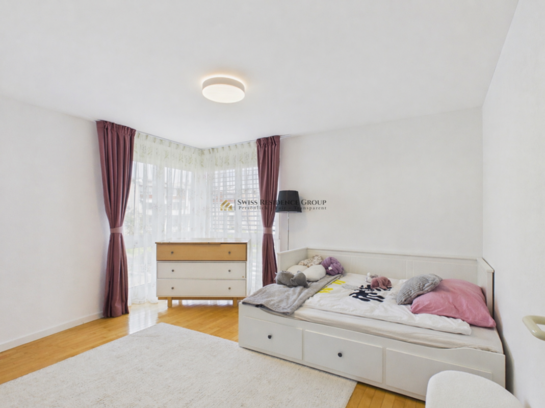 Bright family apartment with terrace, elevator, and lake view