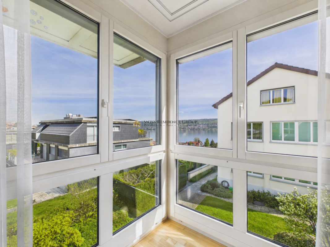 Bright family apartment with terrace, elevator, and lake view