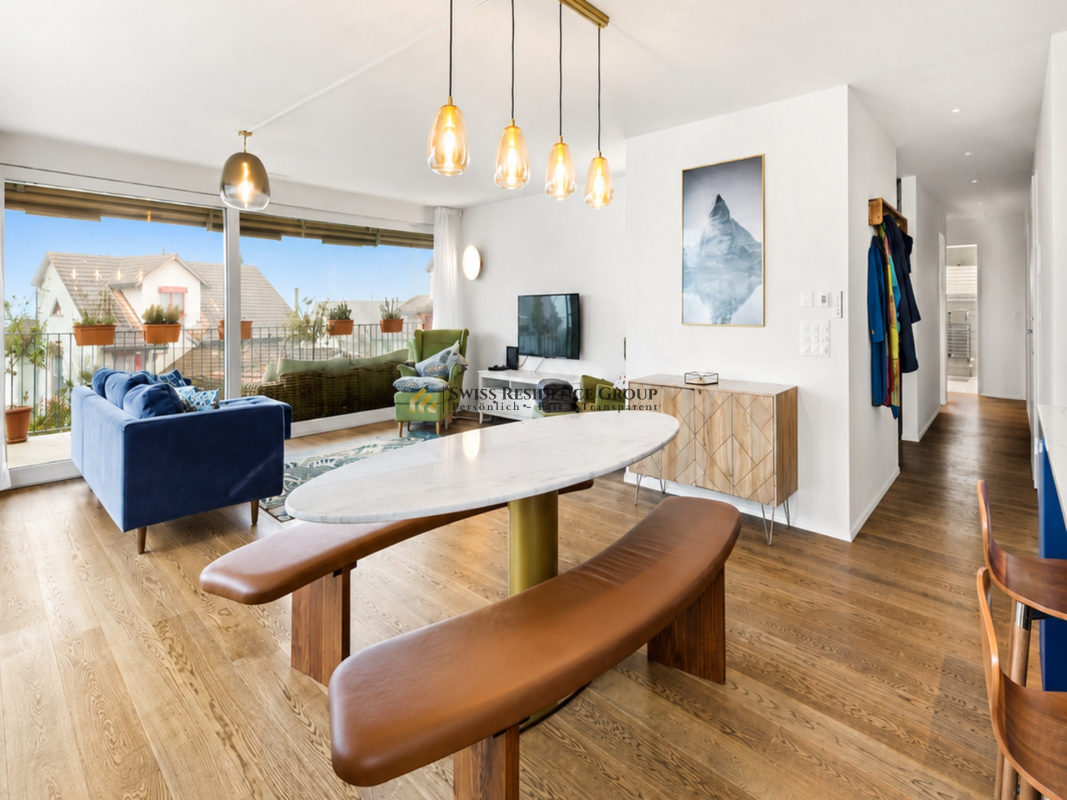 Modern property with views of the lake and mountains