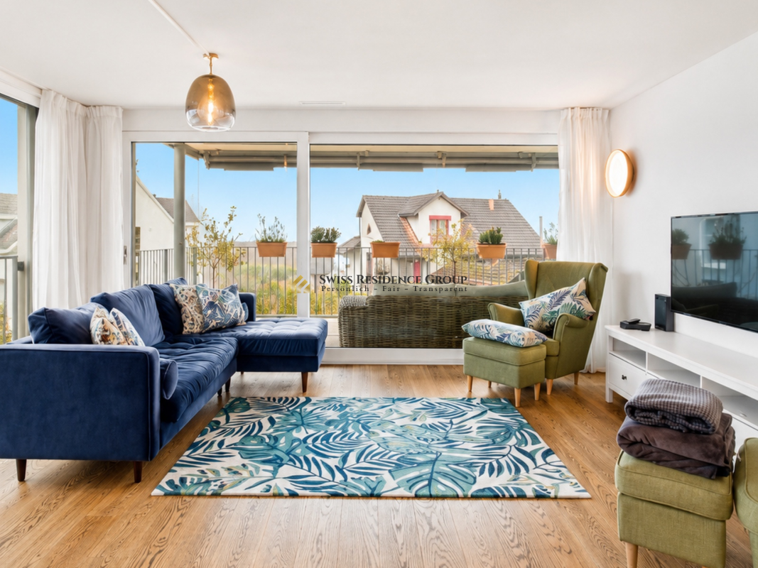 Modern property with views of the lake and mountains