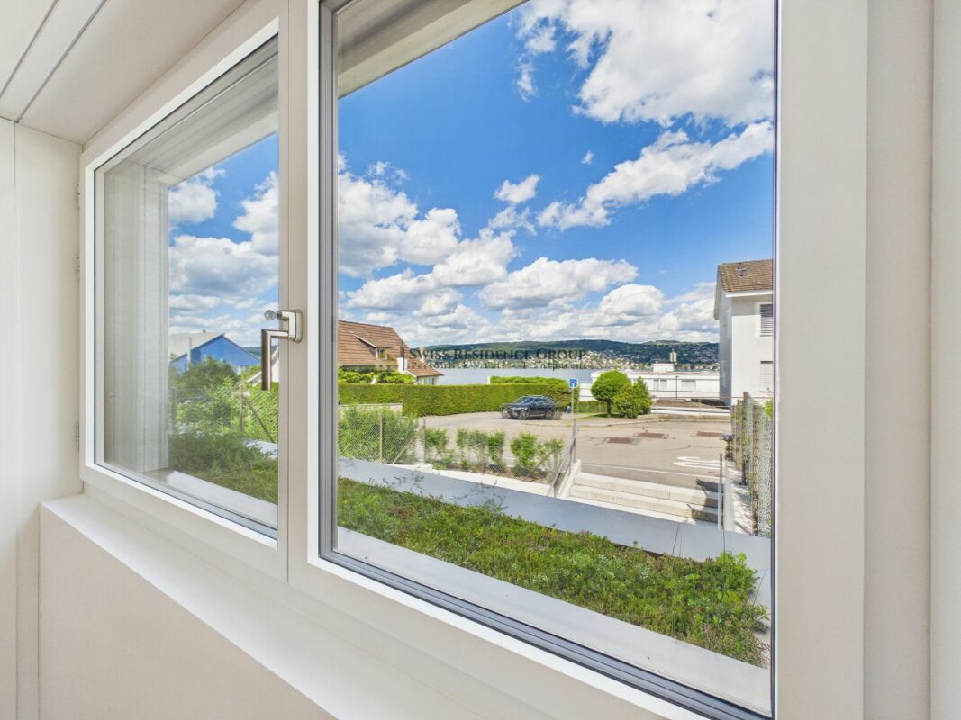Exclusive 4.5-room apartment with beautiful lake view and private terrace in Kilchberg