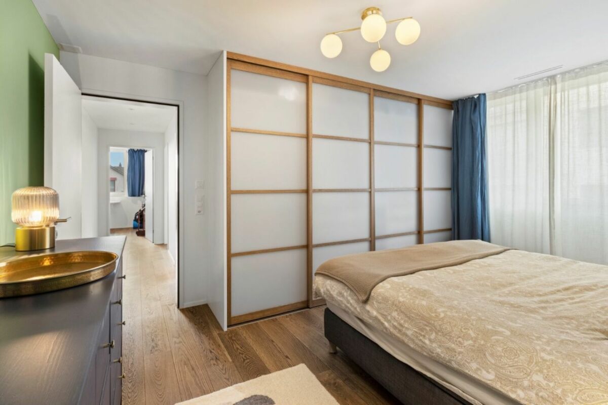 Moderner Eigentumsstandard mit See- und Bergsicht