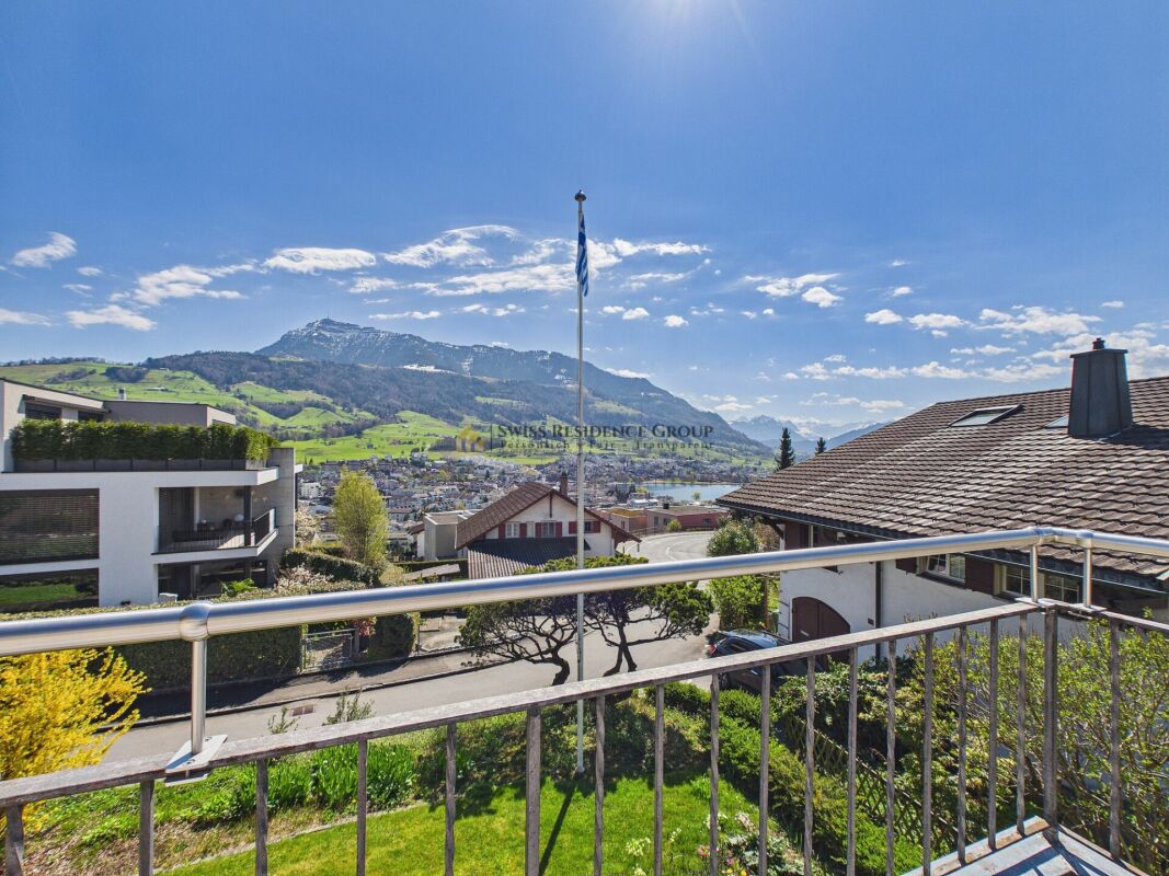 Exklusive 5.5-Zimmer-Terrassenwohnung mit See- und Bergsicht in Küssnacht