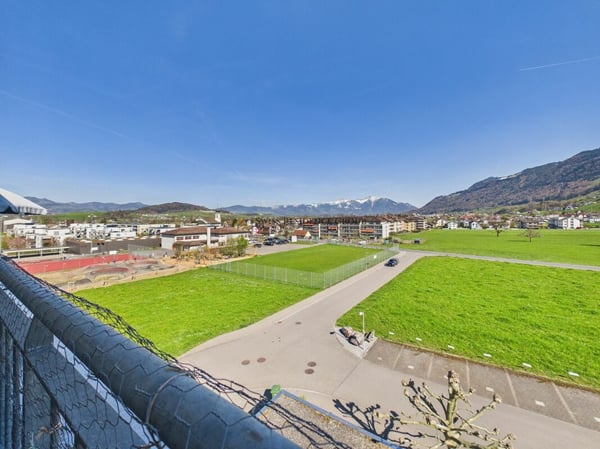 Helle Attikawohnung mit wunderschönem Ausblick auf Berge und See 20