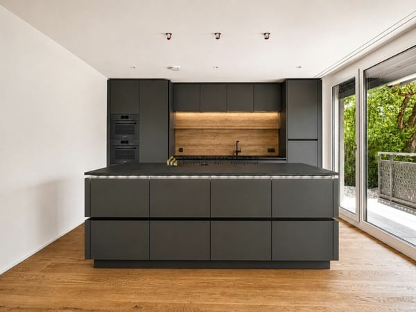 Modernes 5.5-Zimmer Zuhause mit Terrasse, Garten und Kühlung 2