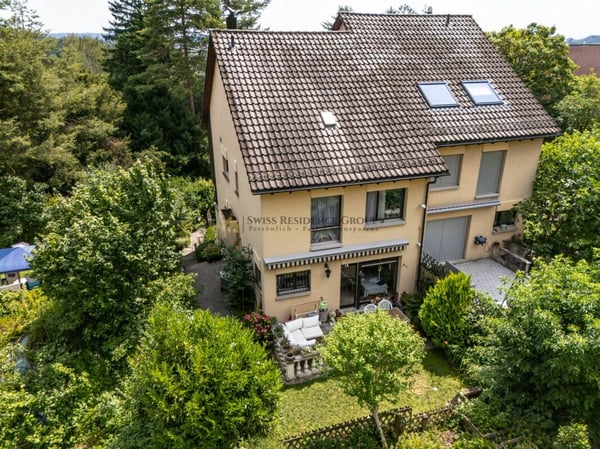 Traumhaftes Wohnen am Fusse des Üetlibergs - Stilvolles 6.5-Zimmer-Doppelhaus 1