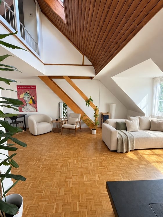 Lichtdurchflutete 4.5-Zimmerwohnung mit Galerie im Herzen des Ostrings 3