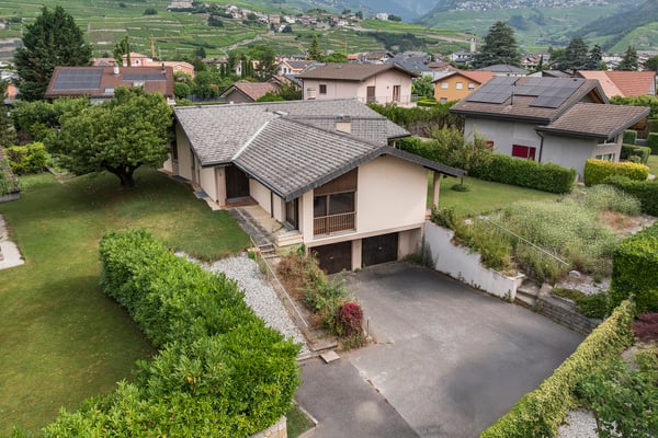 Une villa aux beaux volumes sur près de 1'000 m² 12