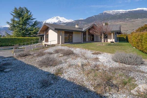 Une villa aux beaux volumes sur près de 1'000 m² 9